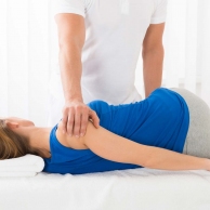 Masseur-doing-massage-on-woman