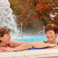 Rottal Terme – Kaskadebecken im Herbst